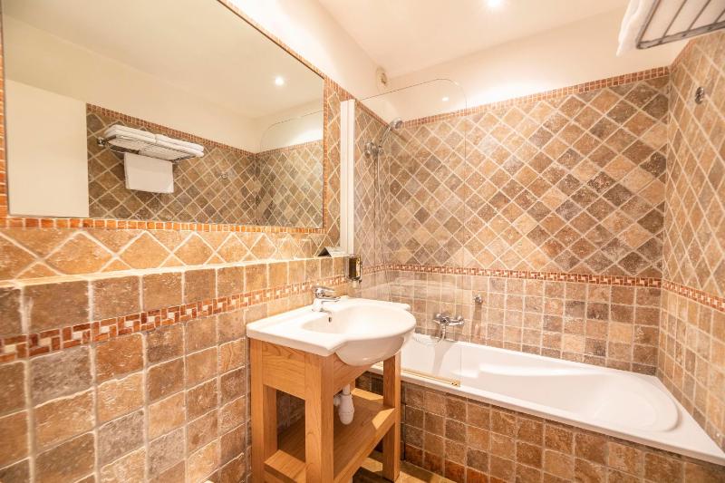 Twin Room - Sea Side image 3