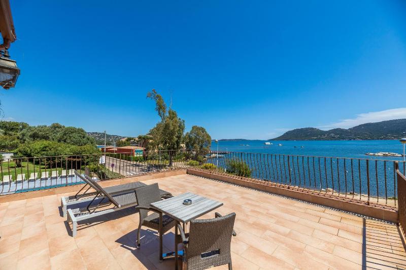 Superior Triple Room with Sea View image 4