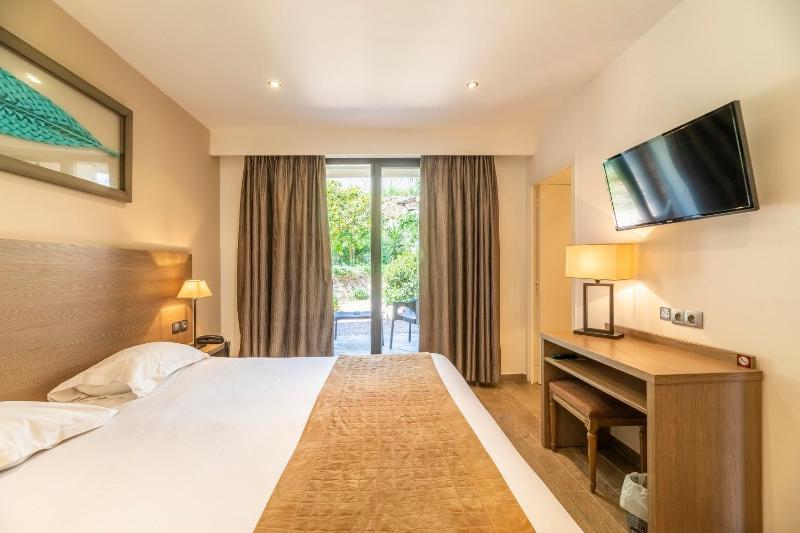 Double Room with Terrace - Garden Side image 4