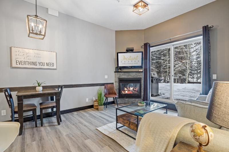 Nature's Nook by Instant Suites Pool & HotTub - image 32