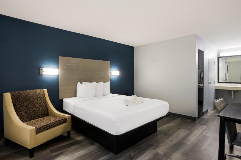 Queen Room with Tub - Disability Access/Non Smoking image 4