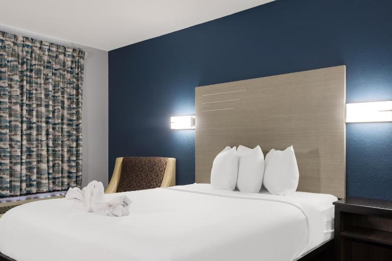 Queen Room with Roll-In Shower - Disability Access/Non Smoking image 3