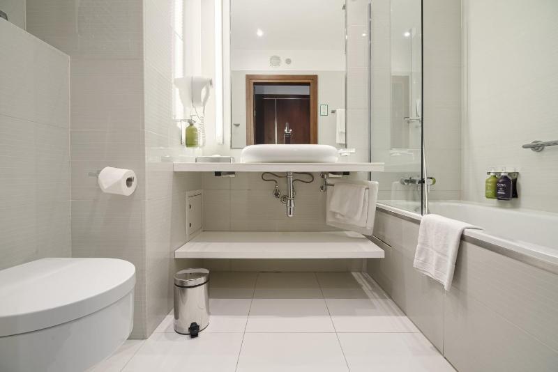 Standard King Room image 4