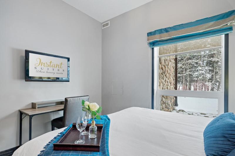Nature's Nook by Instant Suites Pool & HotTub - image 4