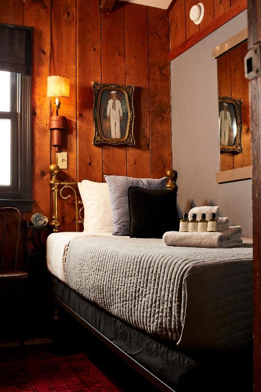 Standard Twin Room with Shared Bathroom image 2