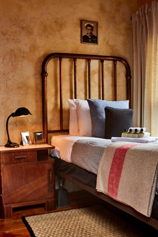 Standard Twin Room with Shared Bathroom image 4
