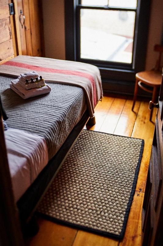 Standard Twin Room with Shared Bathroom image 3