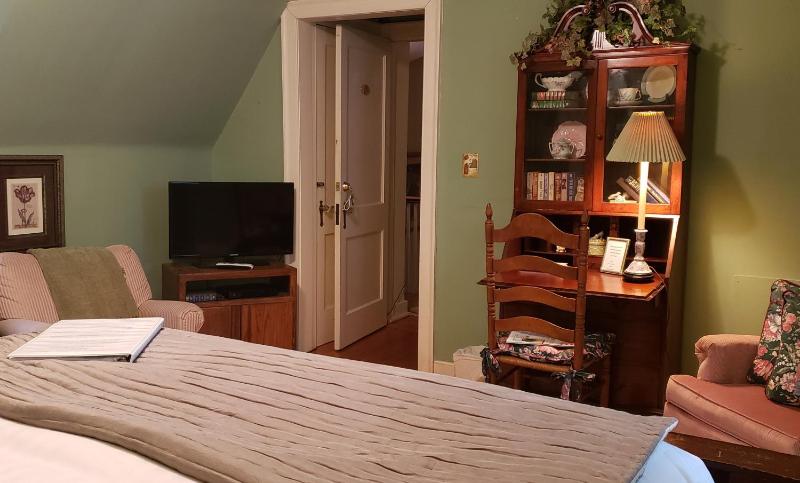 Queen Room image 4