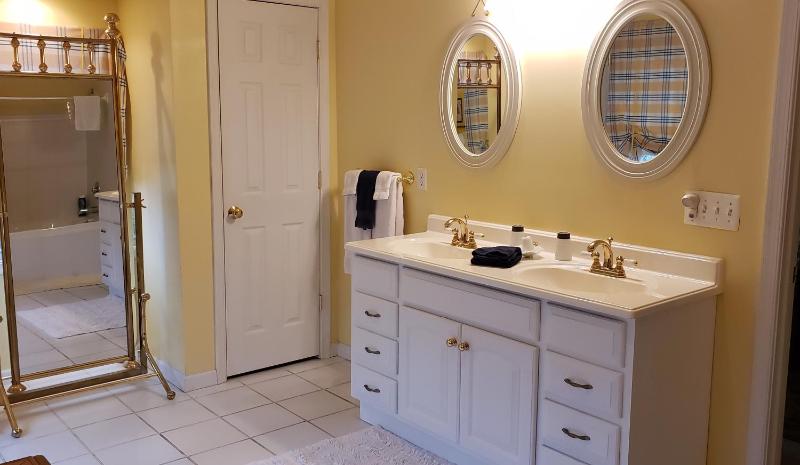 Two-Bedroom Queen Suite with Two Queen Beds image 3