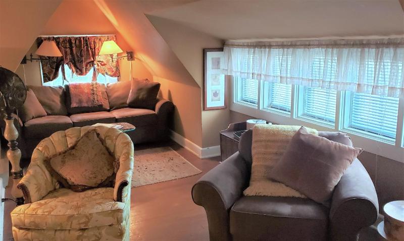 Queen Studio with Sofa Bed image 4