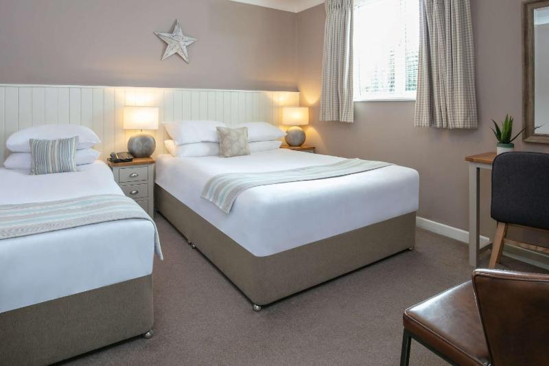 Family Room with Double and Single Beds image 1
