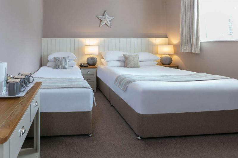 Family Room with Double and Single Beds image 3