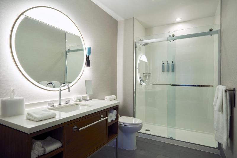 King Room with Balcony and Pool View image 4