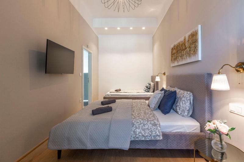Luxury Elizabeth Residence next to the New York Café - image 11