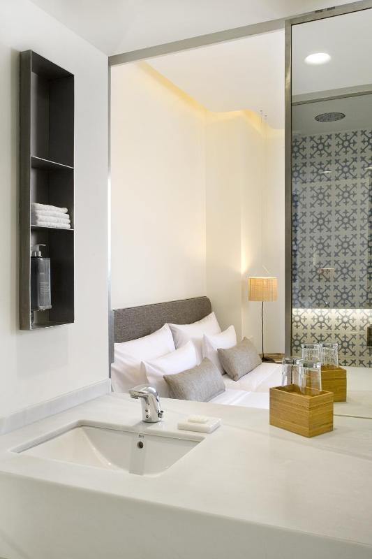 Double Room with Sea View image 4