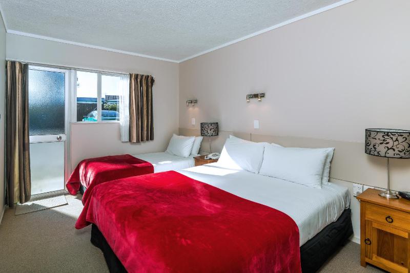 Twin Peaks Lakeside Inn - image 34