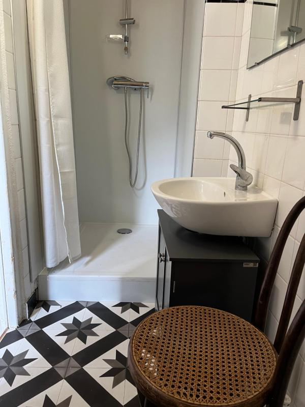 Twin Room with Private Bathroom image 4