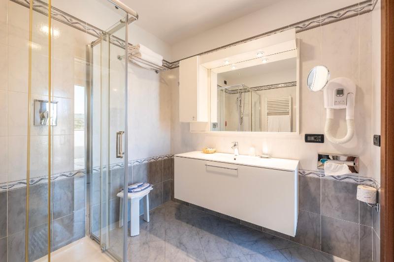 Double Room with City View image 4