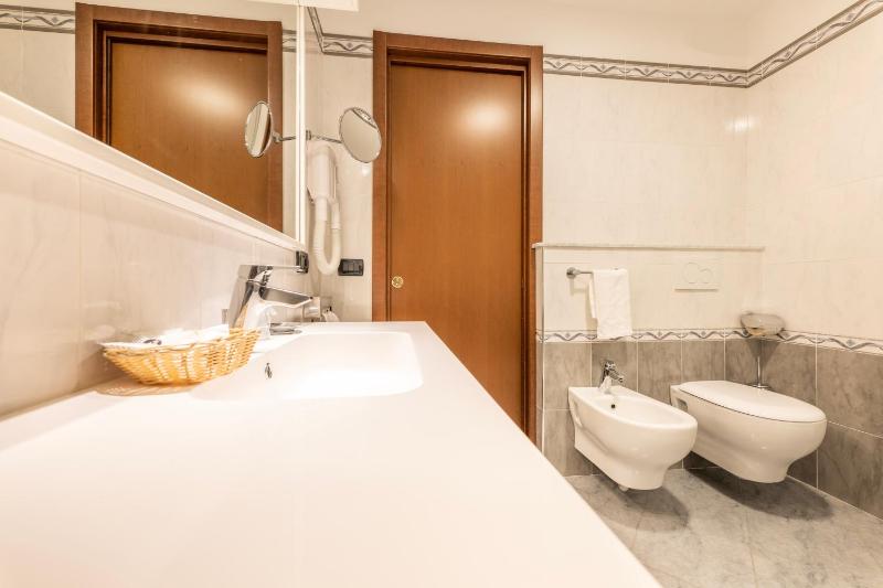 Double Room with City View image 2