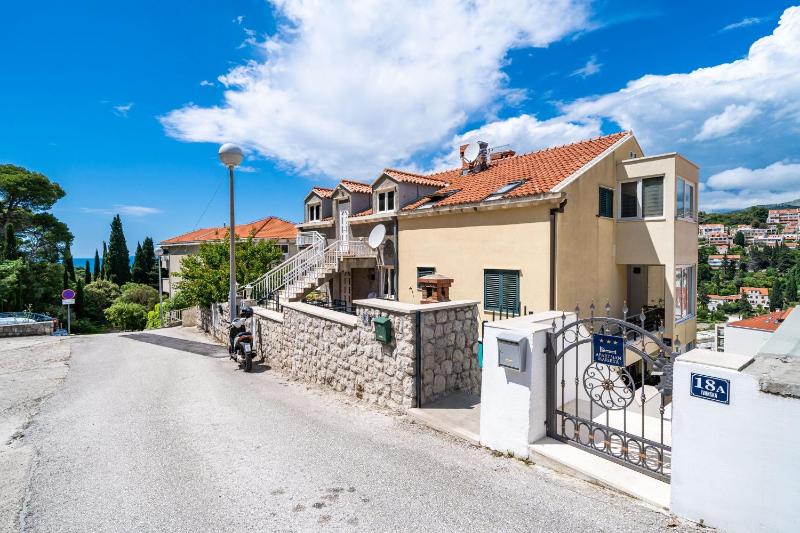 Two-Bedroom Apartment with Balcony and Sea View image 4