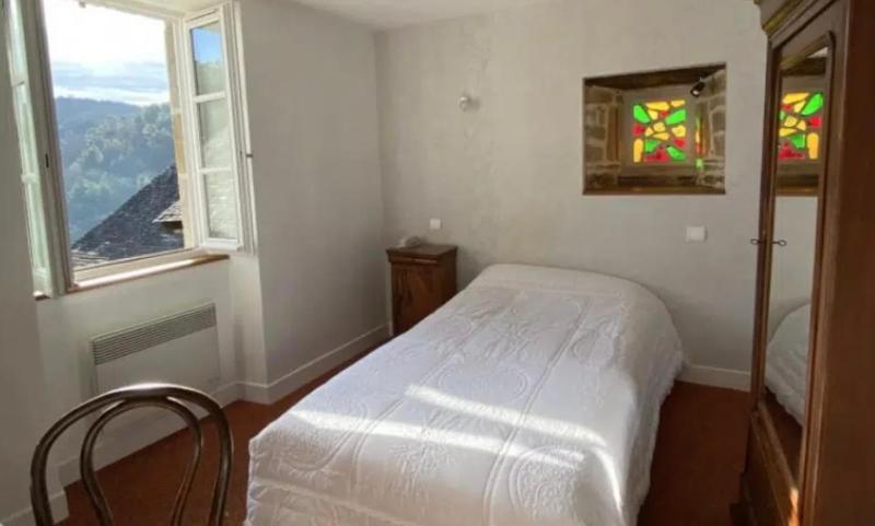 Single Room with Private Bathroom image 3