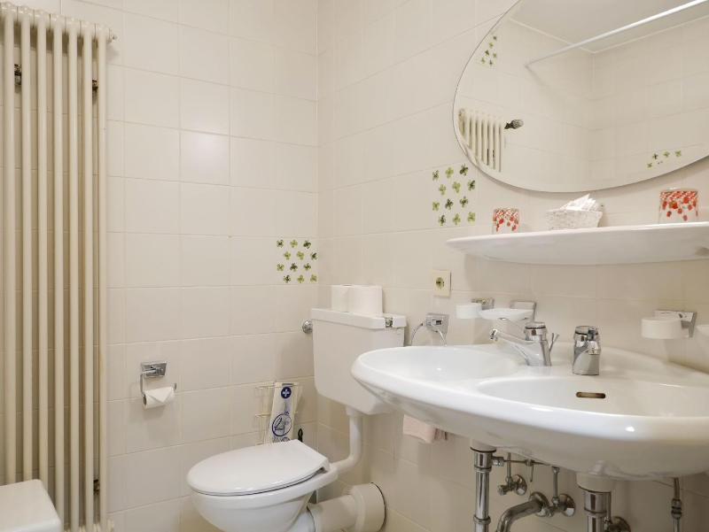Double Room with Balcony image 3