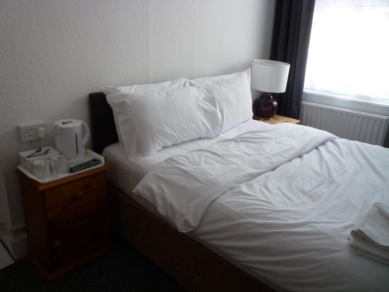 Budget Double Room image 4