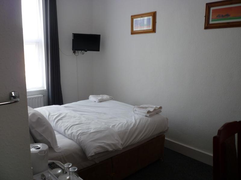 Budget Double Room image 3