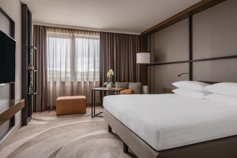 Executive Room, Executive lounge access, Guest room, 1 King image 4