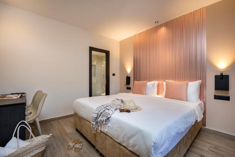 Blue Hotel - image 14