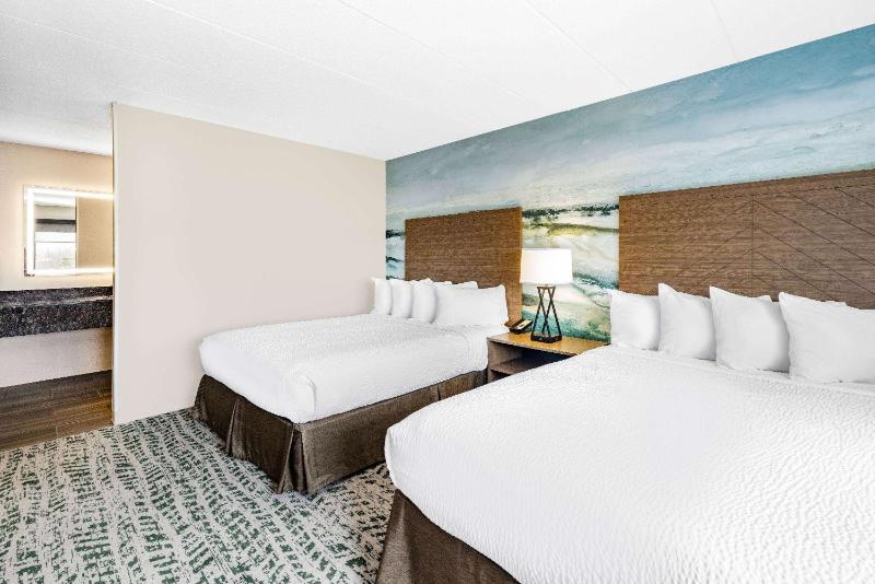 Queen Room with Two Queen Beds - Non-Smoking image 3