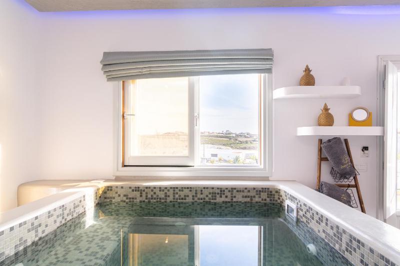 Elegant Suite with Indoor Hot Tub & Sea View  image 4
