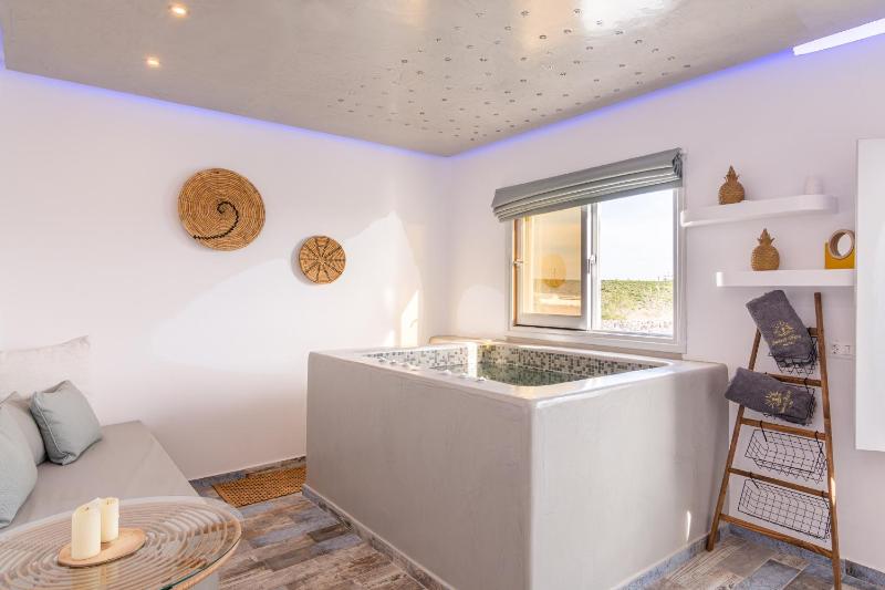 Elegant Suite with Indoor Hot Tub & Sea View  image 3