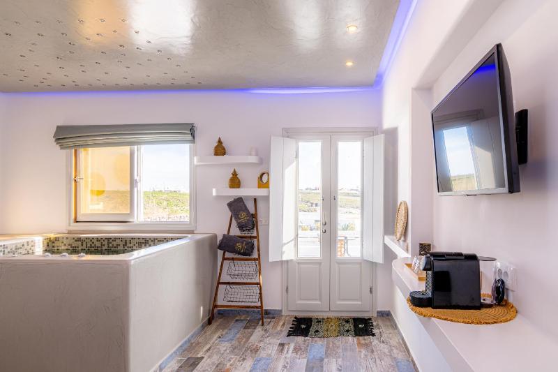 Elegant Suite with Indoor Hot Tub & Sea View  image 2