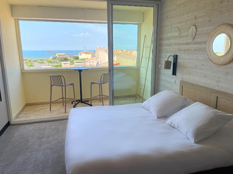Deluxe Double Room with Side Sea View with terrace  image 1