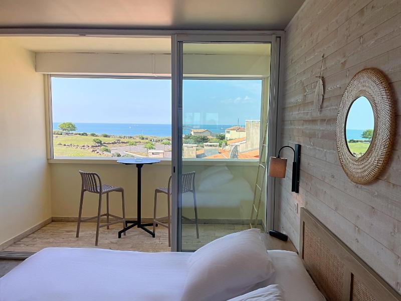 Deluxe Double Room with Side Sea View with terrace  image 3