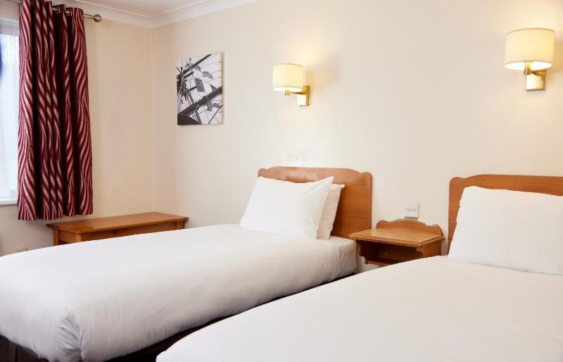 Standard Twin Room image 4