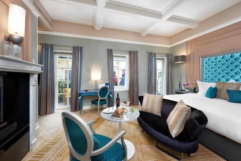 Aria Signature - Large Luxury King Room  image 3