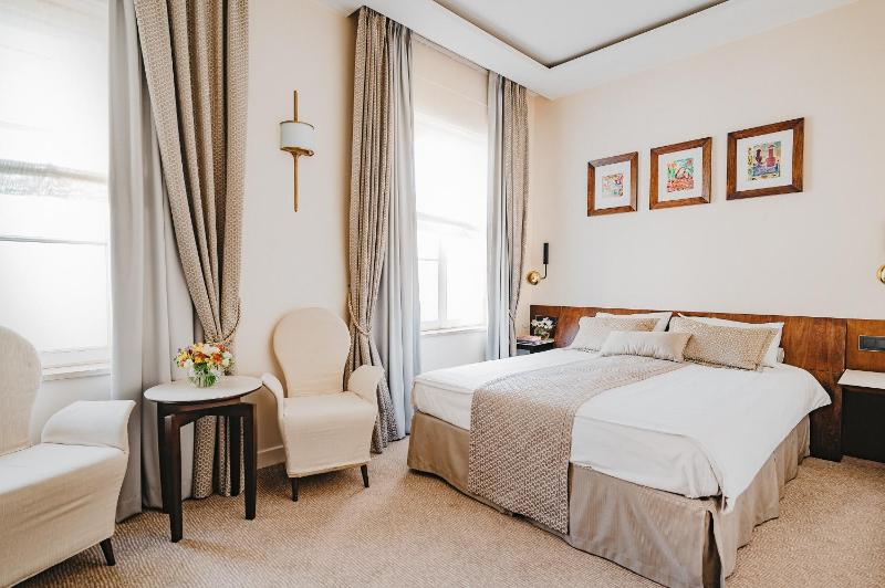 Classic Double Room image 1