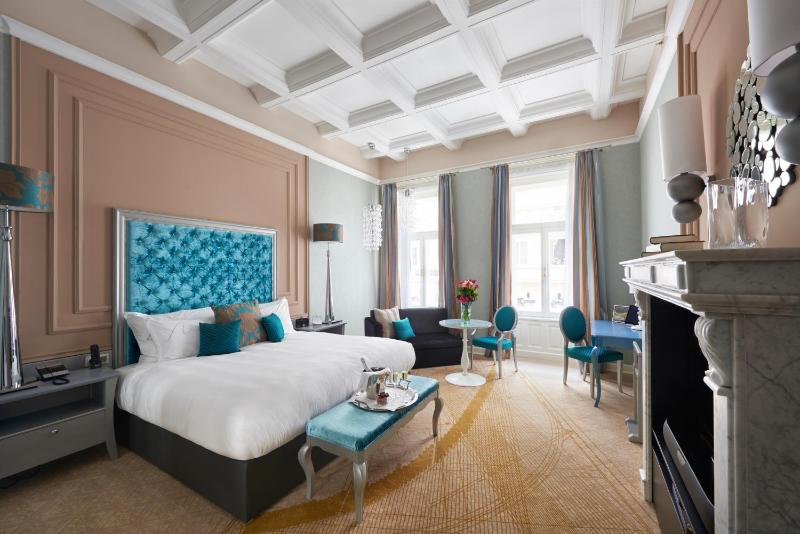 Aria Signature - King Room with Sofa image 1
