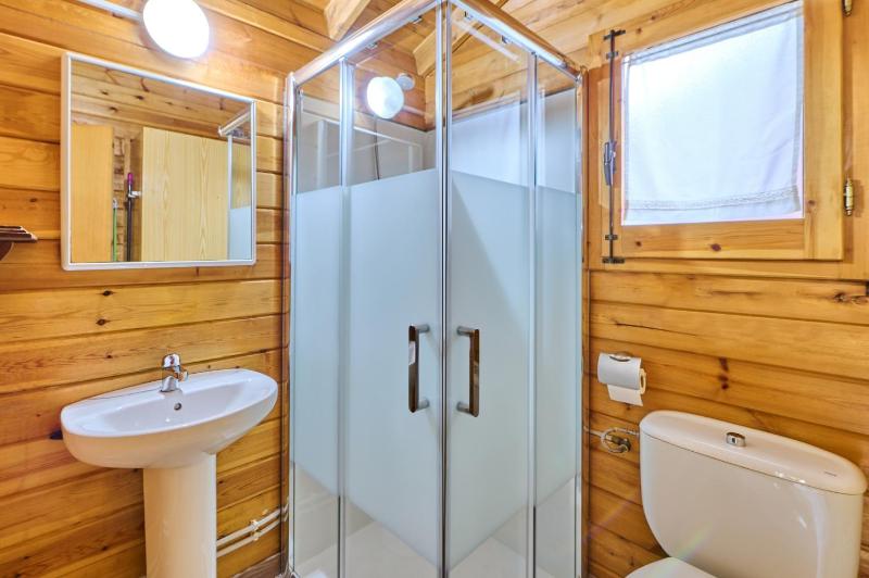 One-Bedroom Bungalow image 2