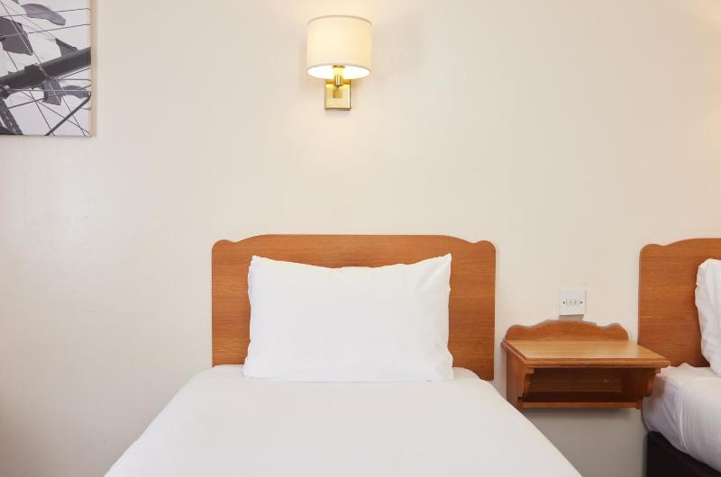 Standard Twin Room image 2