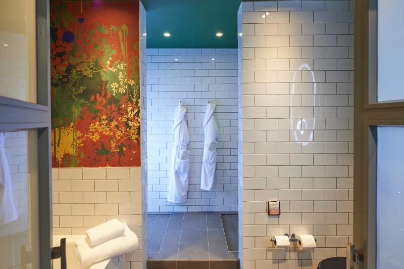 Signature Suite image 3