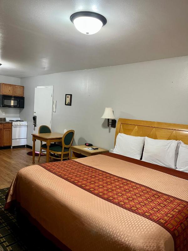 Queen Room image 3