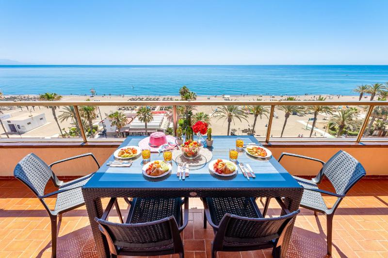 797 HOLIDAY RENTALS - Piso con espectaculares vistas en primera linea de playa - image 4