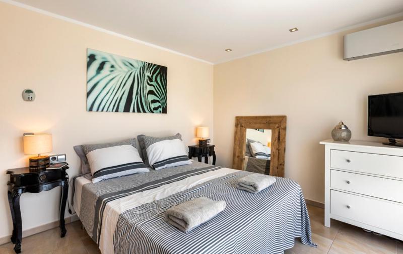 2016 Villa moderna al canal con 4 habitaciones by homeselectspain - image 6