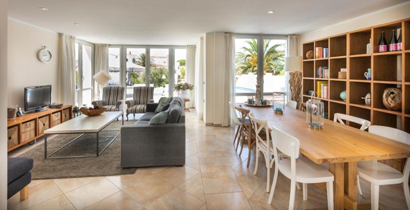 2016 Villa moderna al canal con 4 habitaciones by homeselectspain - image 31