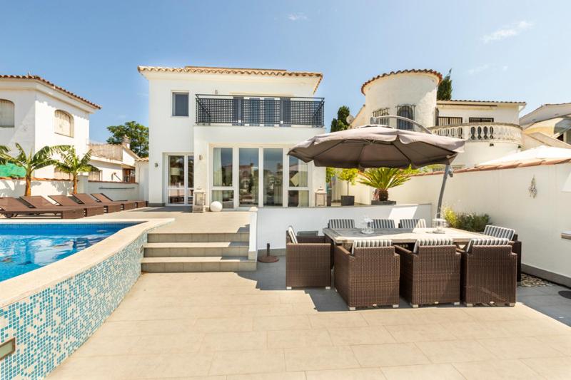 2016 Villa moderna al canal con 4 habitaciones by homeselectspain - image 17