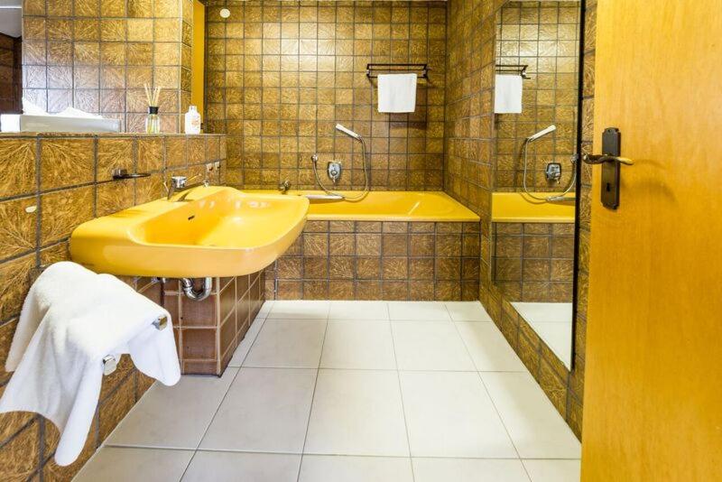 Triple Room with Balcony image 3