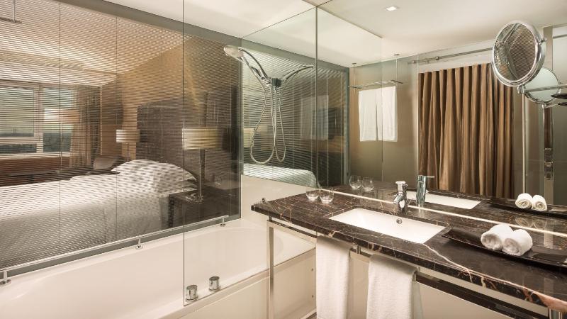 Deluxe, Guest room, 2 Twin/Single Bed(s), Pool access image 1